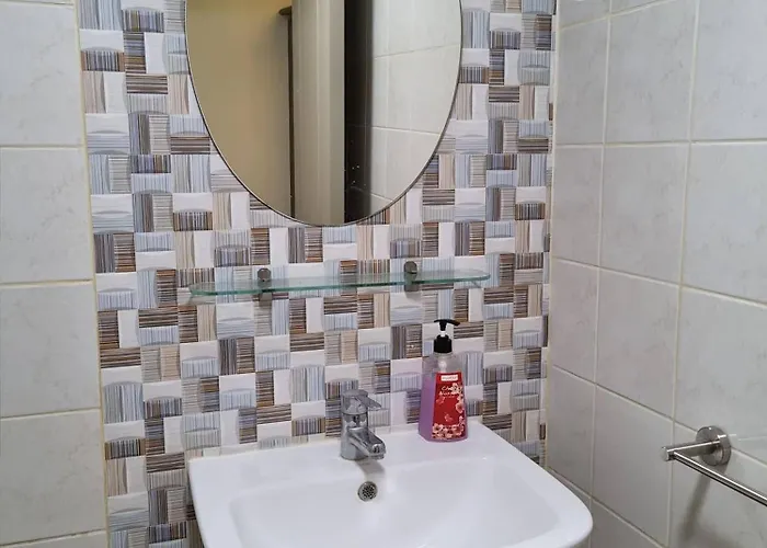 Cozy Guest In With Private Entrance And Shared Pool 3*